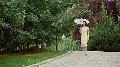 4k旗袍美女林间撑油纸伞散步视频的预览图